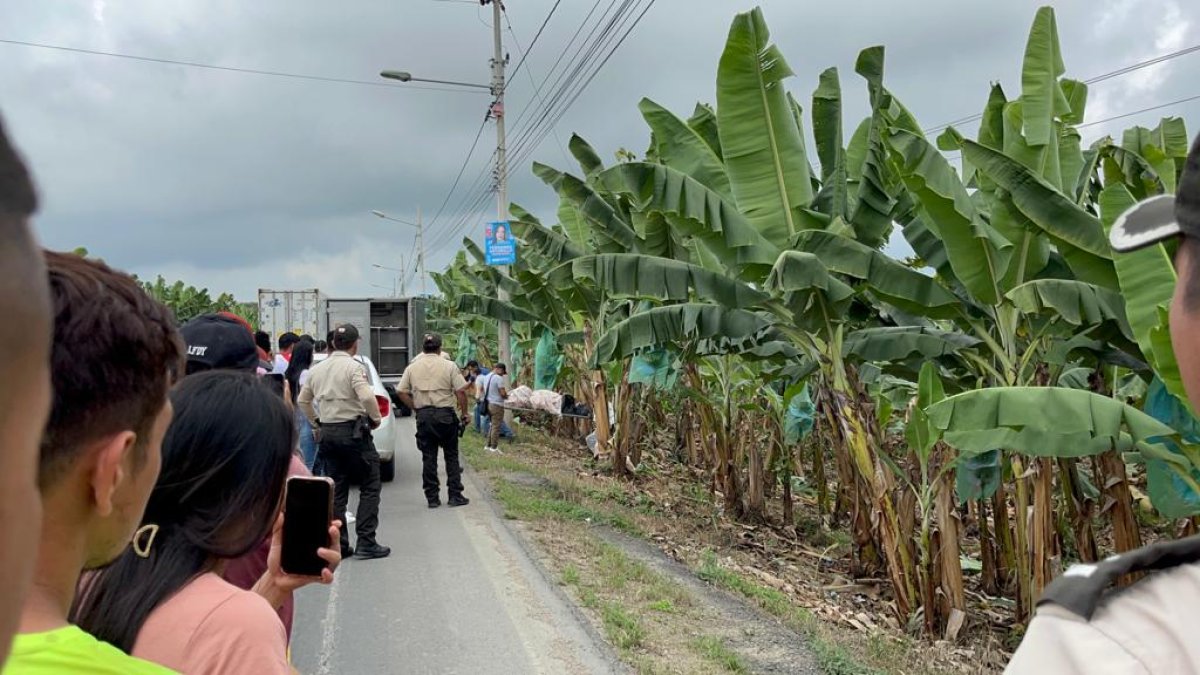 Elementos policiales acordonan el lugar donde fue hallado el cuerpo de una persona, mientras agentes forenses realizan el retiro de los restos humanos.