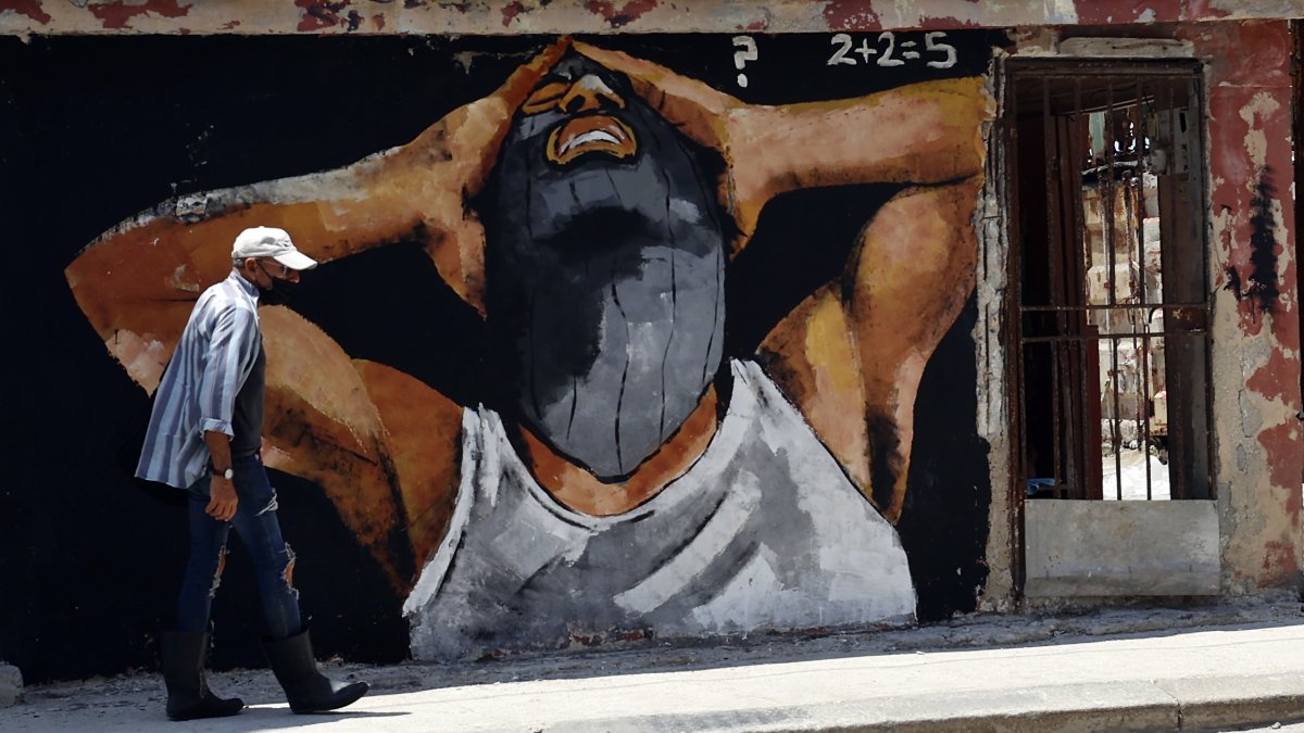 Un hombre camina por una calle de la Habana, Cuba, este martes 11 de julio de 2023.