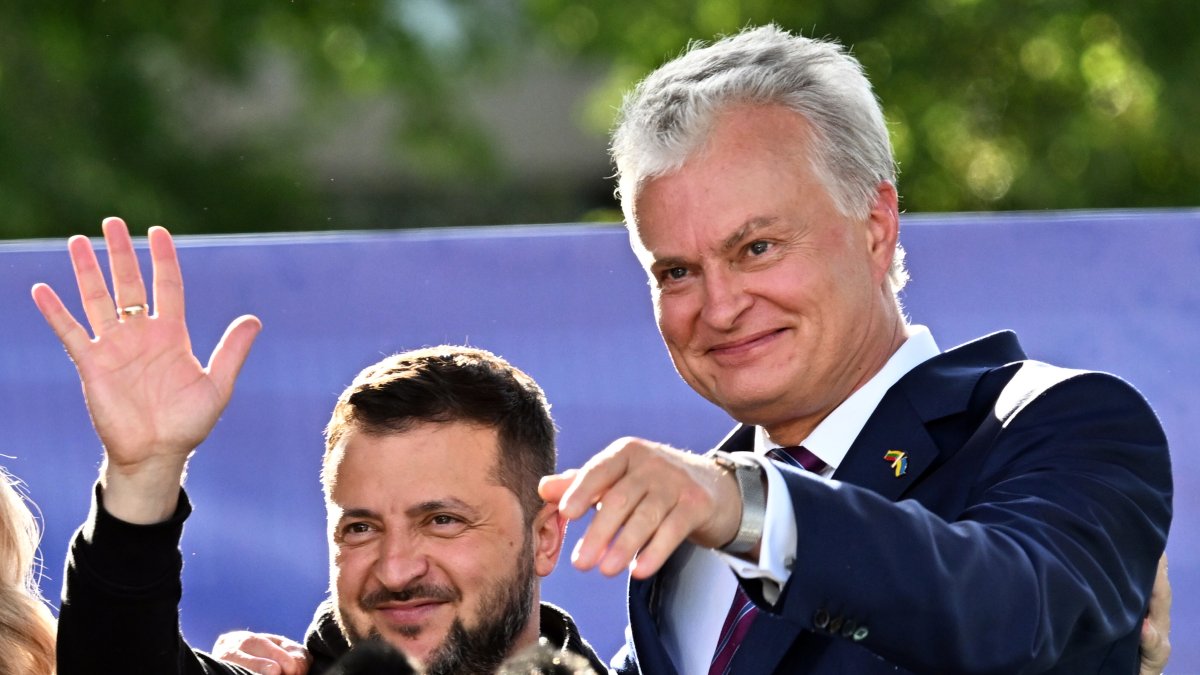 El presidente de Ucrania, Volodymyr Zelensky y el de Lituania, Gitanas Nauseda, durante una reunión dentro de la Cumbre de la OTAN.