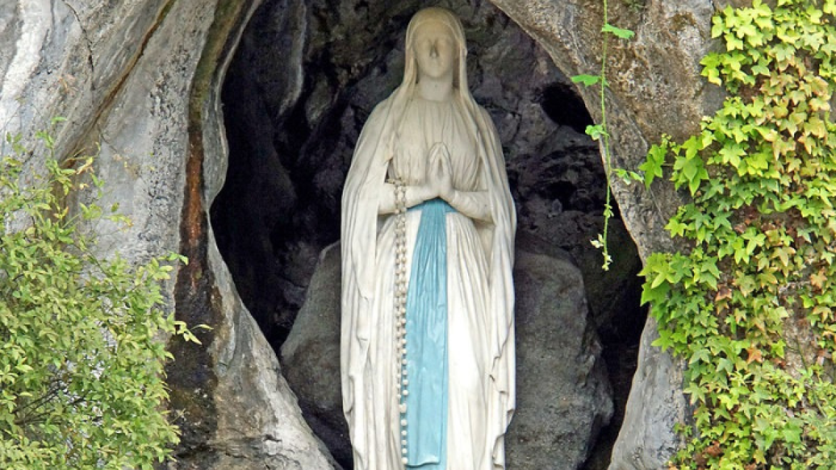 Una foto en la que se ubica a la gruta con la famosa imagen de la Virgen de Lourdes.