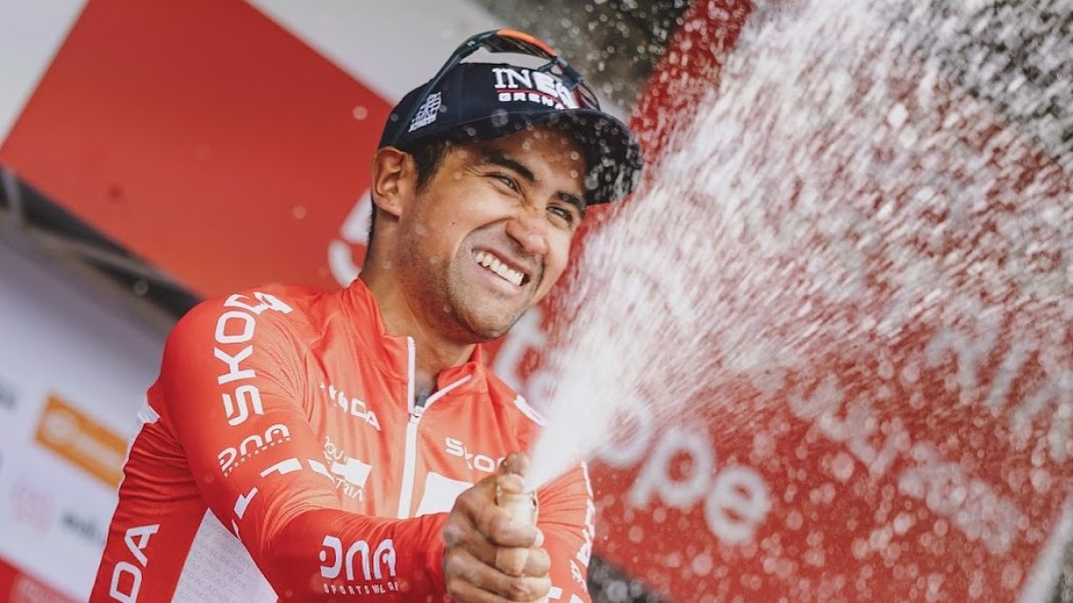 Narváez festejando como el primer ciclista ecuatoriano en alcanzar lo más alto del podio en la competencia austriaca.