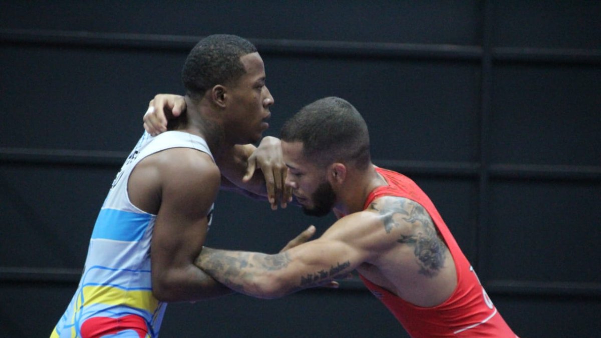 Jeremy Peralta (i) fue el de mejor perfomance sobre la colchoneta en Chile.