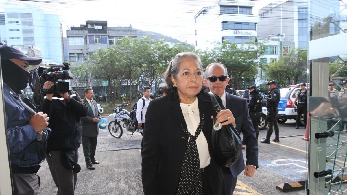 Acto. Patricia Ochoa, viuda de Gabela, ingresa al Consejo de Comunicación para recibir el informe del caso.
