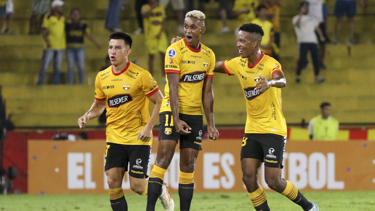 Fidel Martínez (c) autor del primer tanto de Barcelona celebra con sus compañeros.