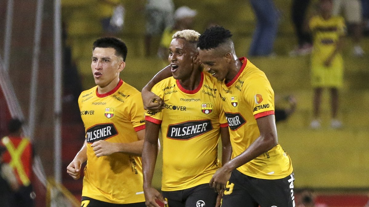 Fidel Martínez (c), autor del primer tanto de Barcelona, festejó junto a Fernando Gaibor y Joshué Quiñónez el gol de muy buena factura que marcó el camino de la victoria ante Estudiantes de La Plata.