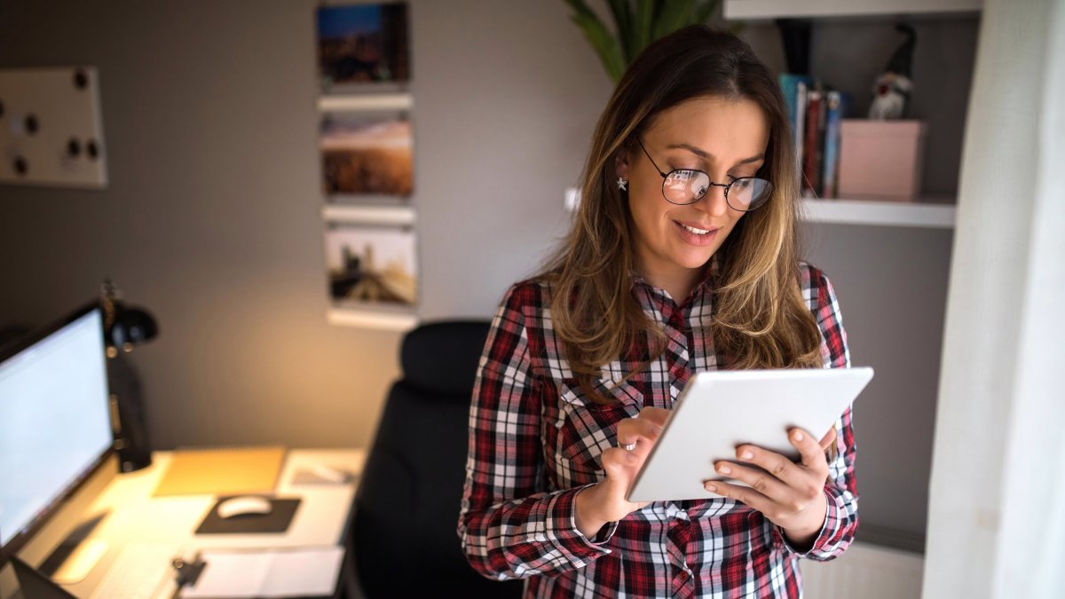 Panorama. Una persona recurre a una red wifi doméstica en una tablet y tiene abierto Internet en su PC.