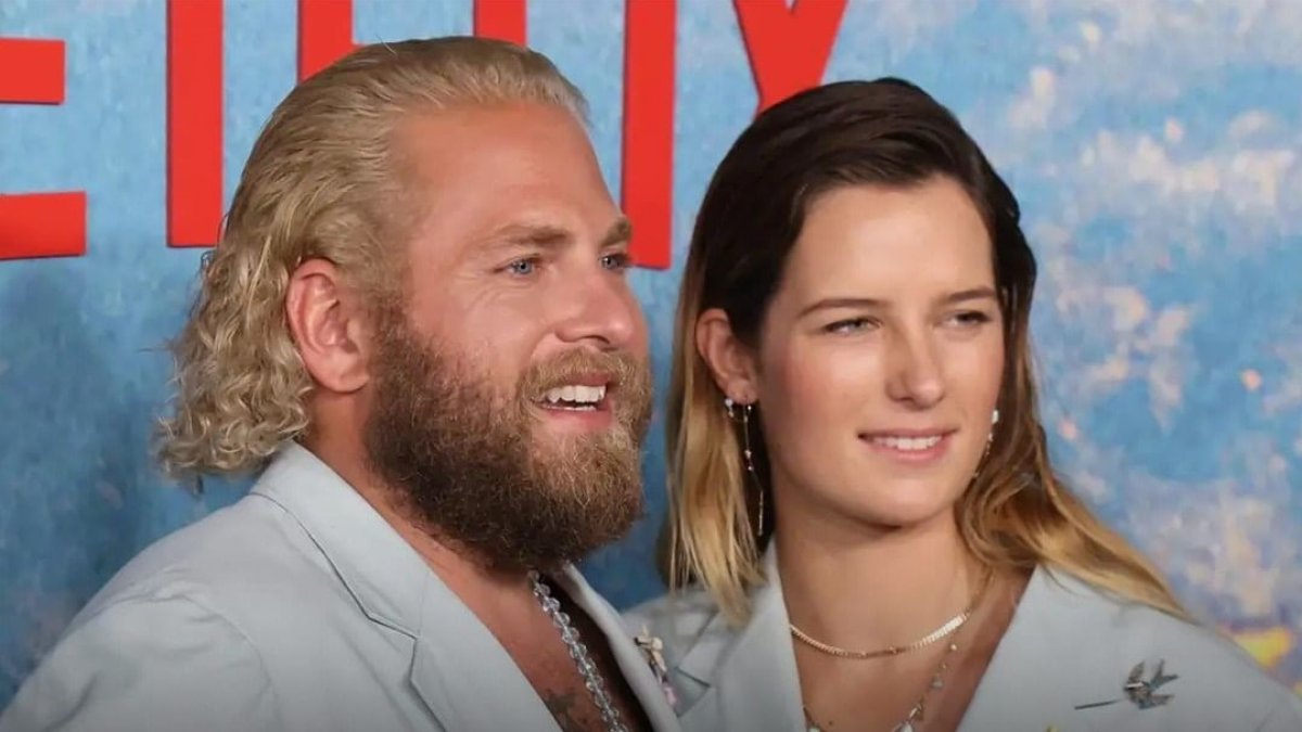 Jonah Hill y Sarah Brady escondiendo su verdadera relación detrás de las sonrisas.