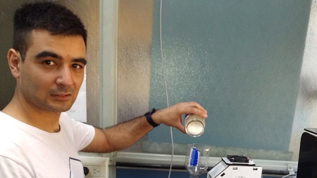 Rodrigo de Prada trabaja con la extrusora de filamento para impresión 3D.