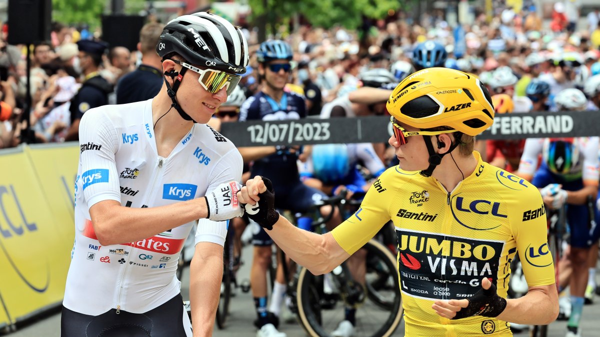 Pogacar (i) se ubica a 17 segundos de Vingegaard (d), quien lidera el Tour de Francia.