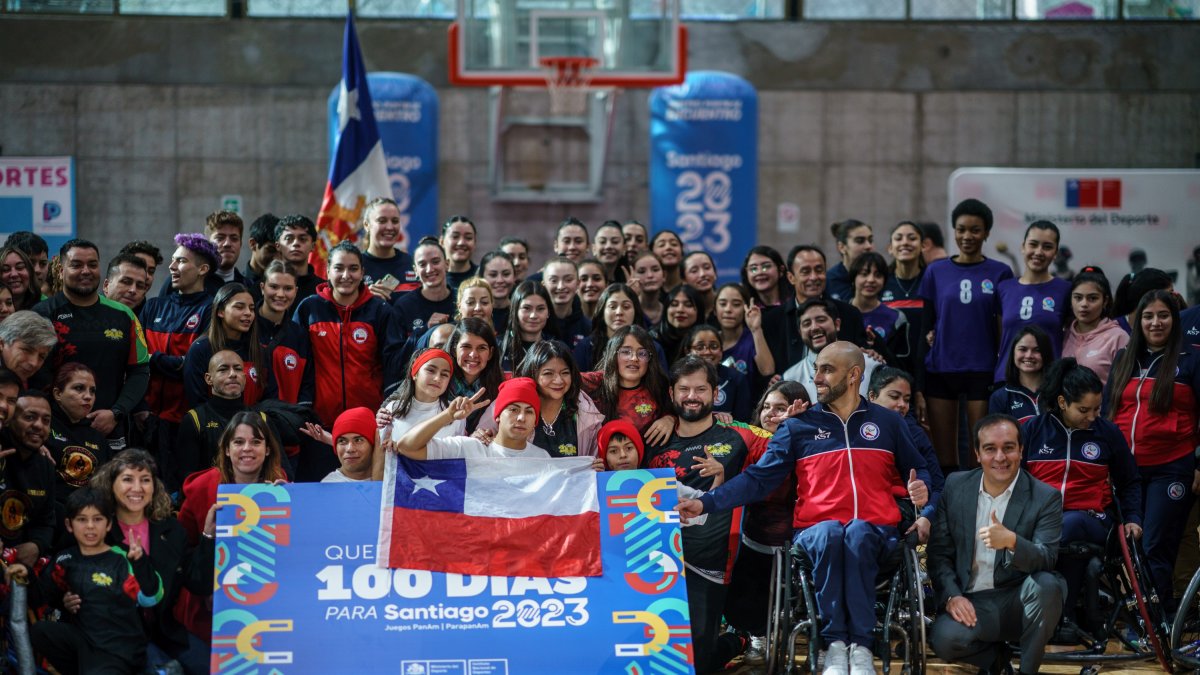 El presidente chileno Gabriel Boric (c) junto a deportistas durante la ceremonia por la cuenta regresiva a 100 días del inicio de los Juegos Santiago 2023.