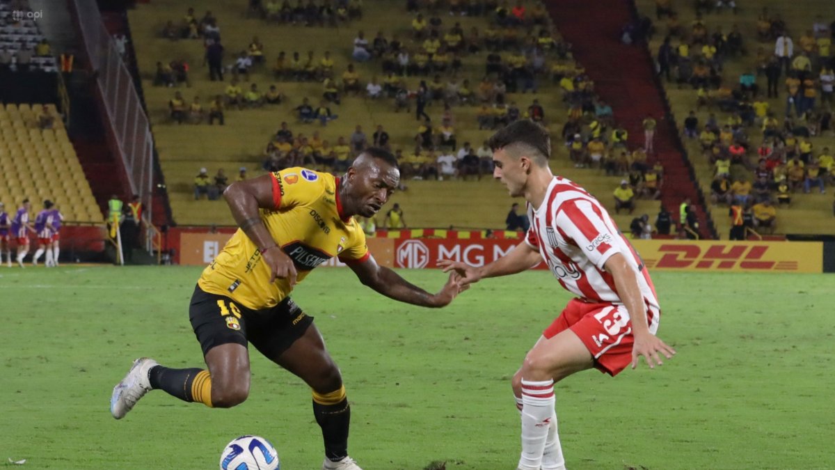 Pedro Pablo Perlaza fue titular con Barcelona, en el duelo ante Estudiantes de La Plata.