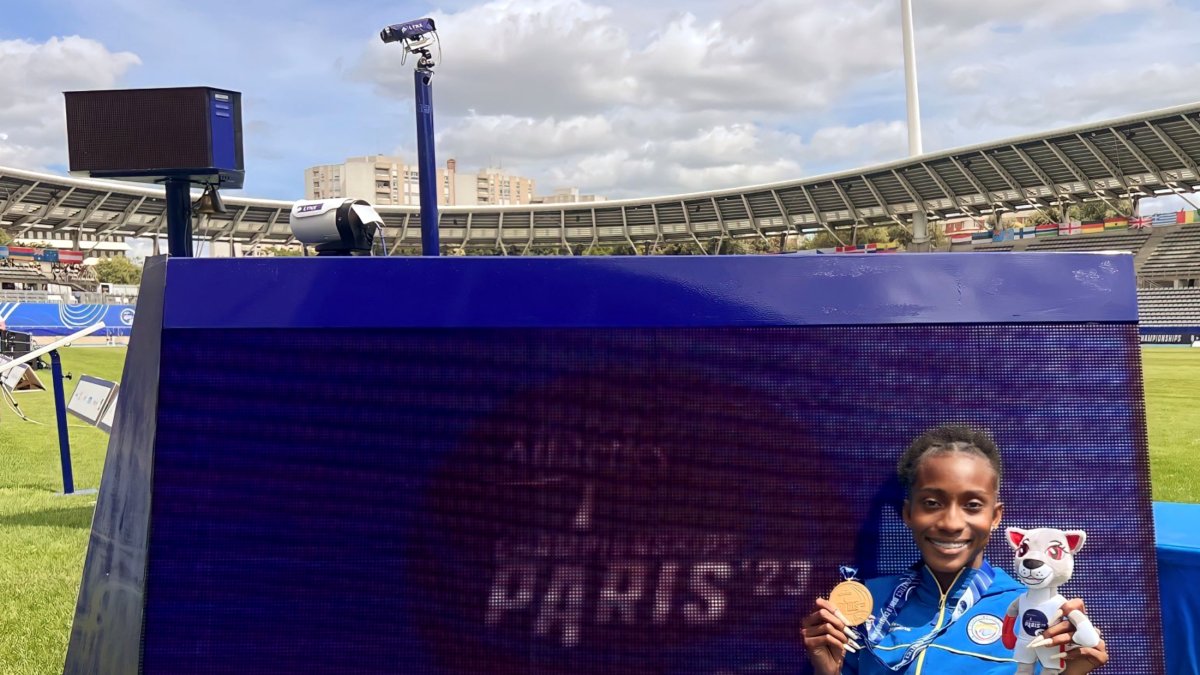 Kiara Rodríguez con la medalla de oro que ganó en la prueba de 100 metros en el Mundial  de Para- atletismo.
