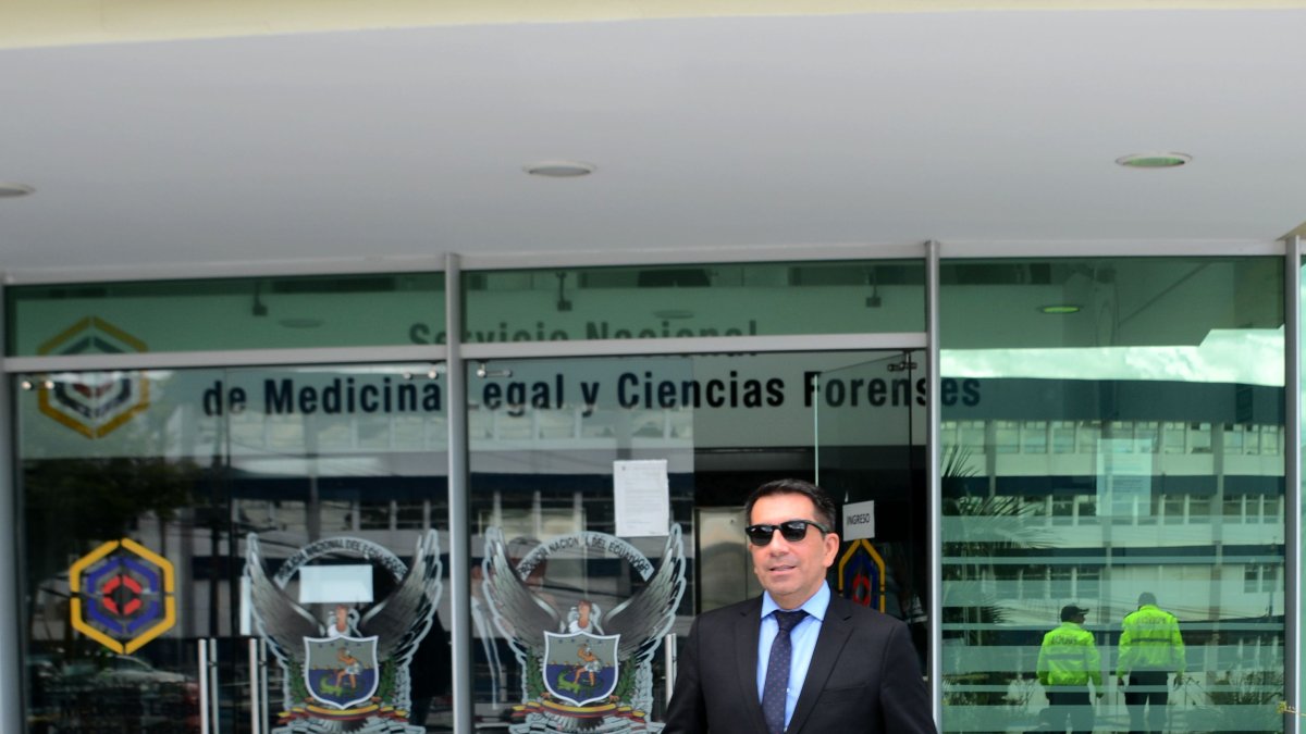 El perito Roberto Meza llega a la unidad de Criminalistica en Quito este 12 de julio de 2023.