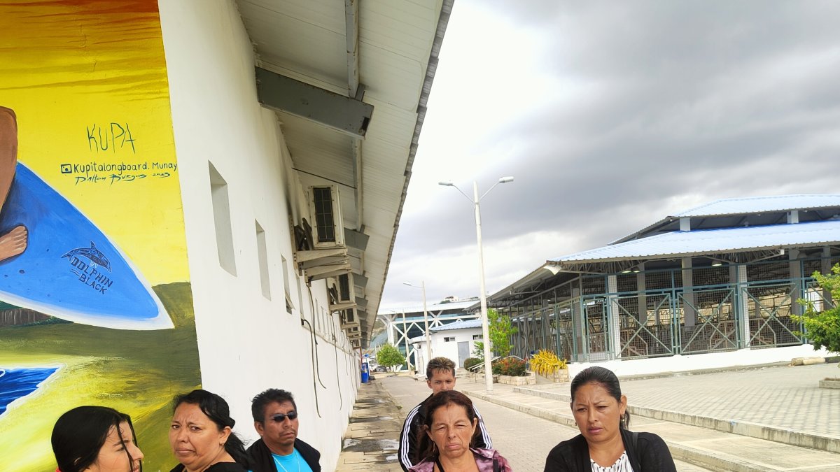 Manta. Los familiares de Fernando Pico piden a las autoridades intensificar la búsqueda en el mar.