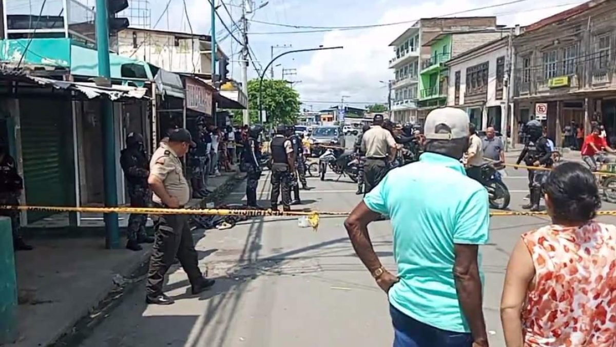 Esmeraldas. La policía acordonó el lugar donde ocurrieron los crímenes, en pleno centro de esta capital.