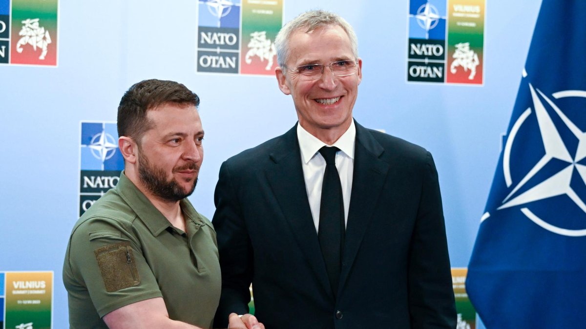 Volodímir Zelenski, presidente de Ucrania; y Jens Stoltenberg, secretario general de la OTAN.