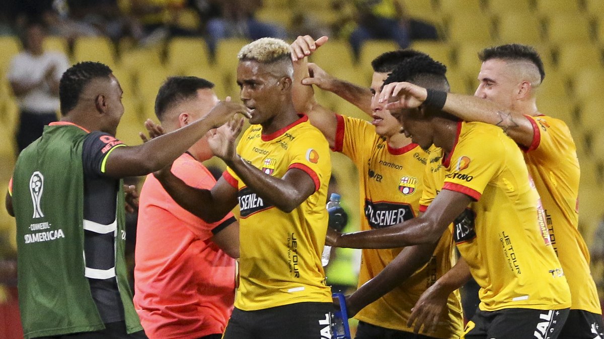 Martínez celebró con todos sus compañeros el tanto que abrió el marcador de la victoria 2-1 ante Estudiantes, el martes 11 de julio.