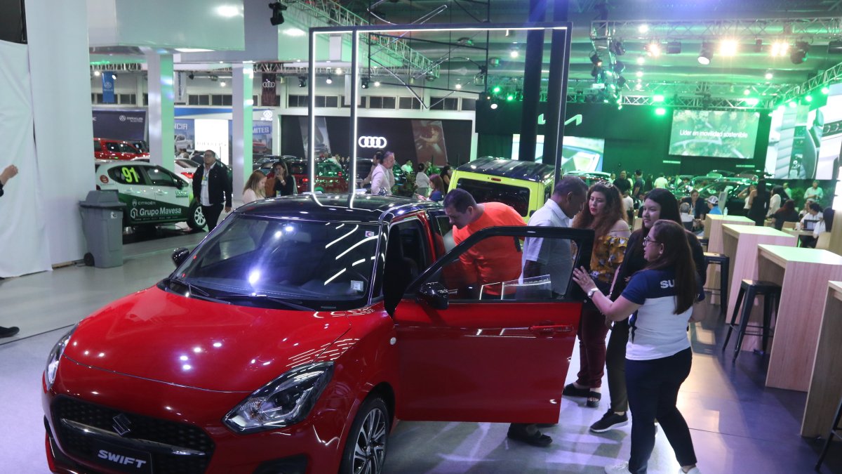 Híbrido. Clientes ven uno de los carros híbridos que se ofrecen a más de 17.000 dólares.