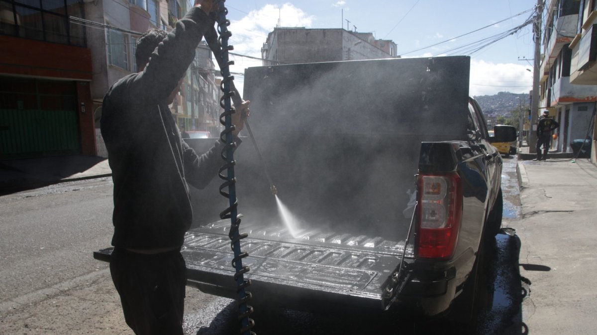 Cuota. Con 50 litros almacenados lavan hasta 25 carros pequeños, dicen los propietarios de lavadoras del sur de la urbe.