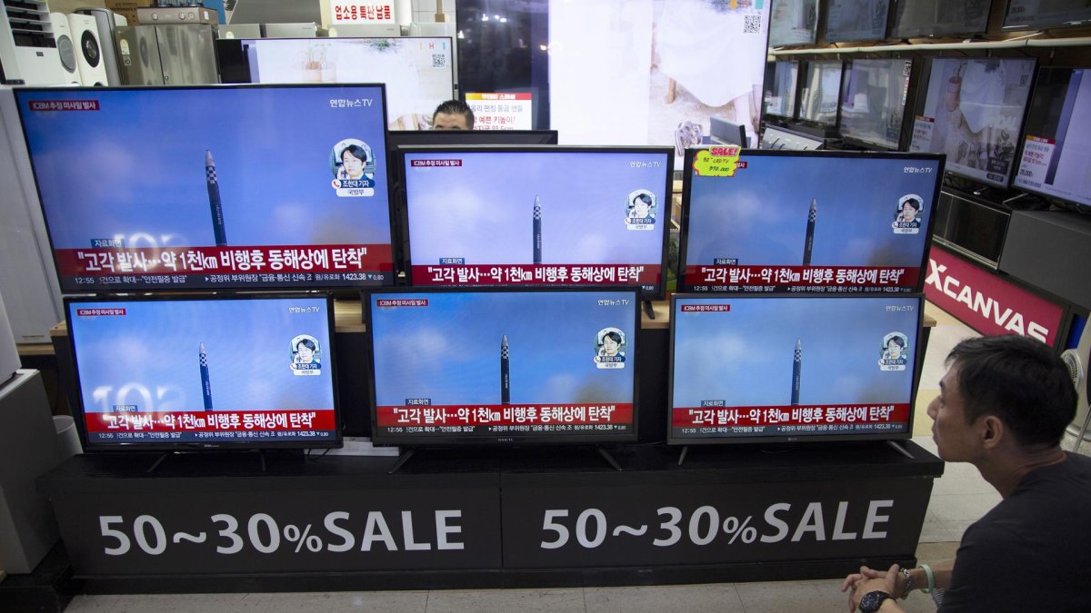 Vista de la televisión surcoreana registran el lanzamiento de un misil intercontinental de Corea de Norte, el 12 de julio, en Seúl.