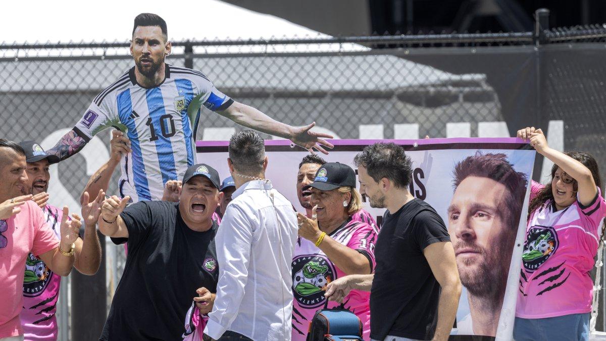 El arribo de Messi a Miami causó furor en los fanáticos de Inter Miami. Los hinchas acudieron en grupo al aeropuerto de Fort Lauderdale por Messi, pero no tuvieron la chance para ver al argentino.