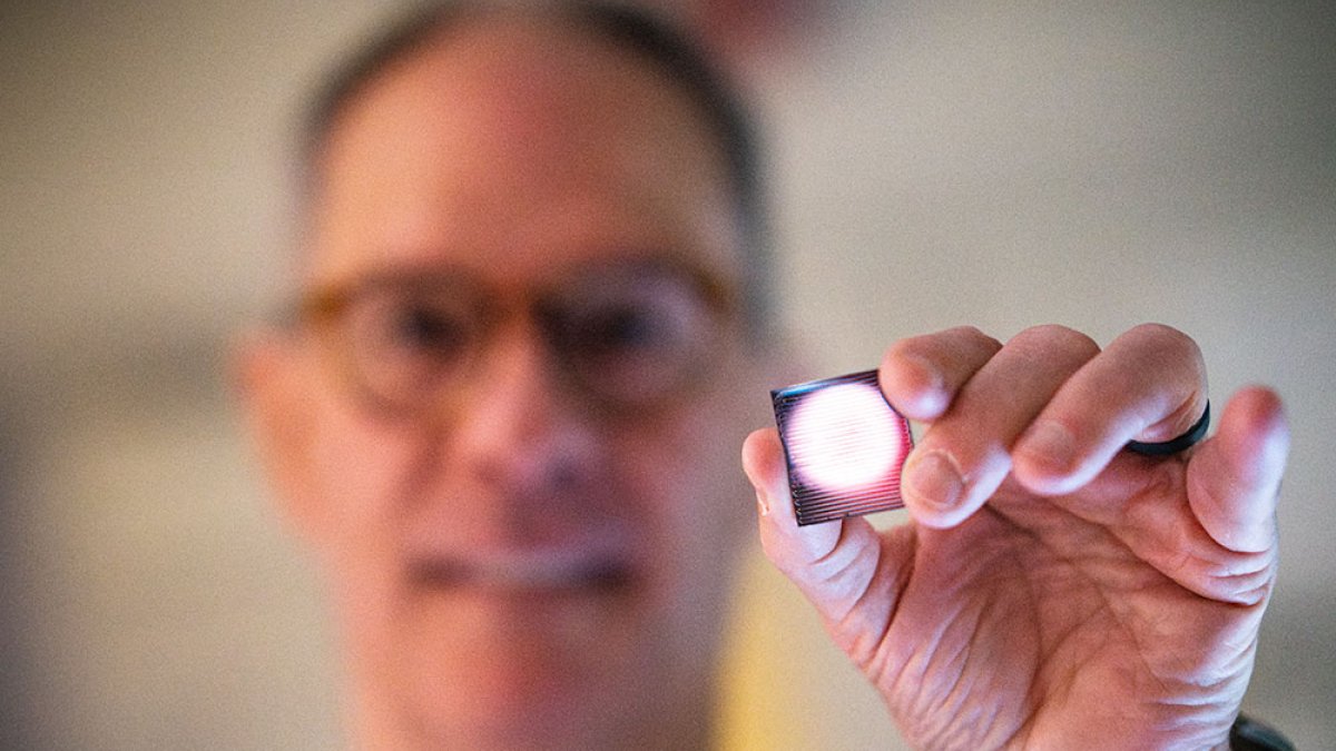 Uno de los desarrolladores del dispositivo, muestra el tamaño que es.