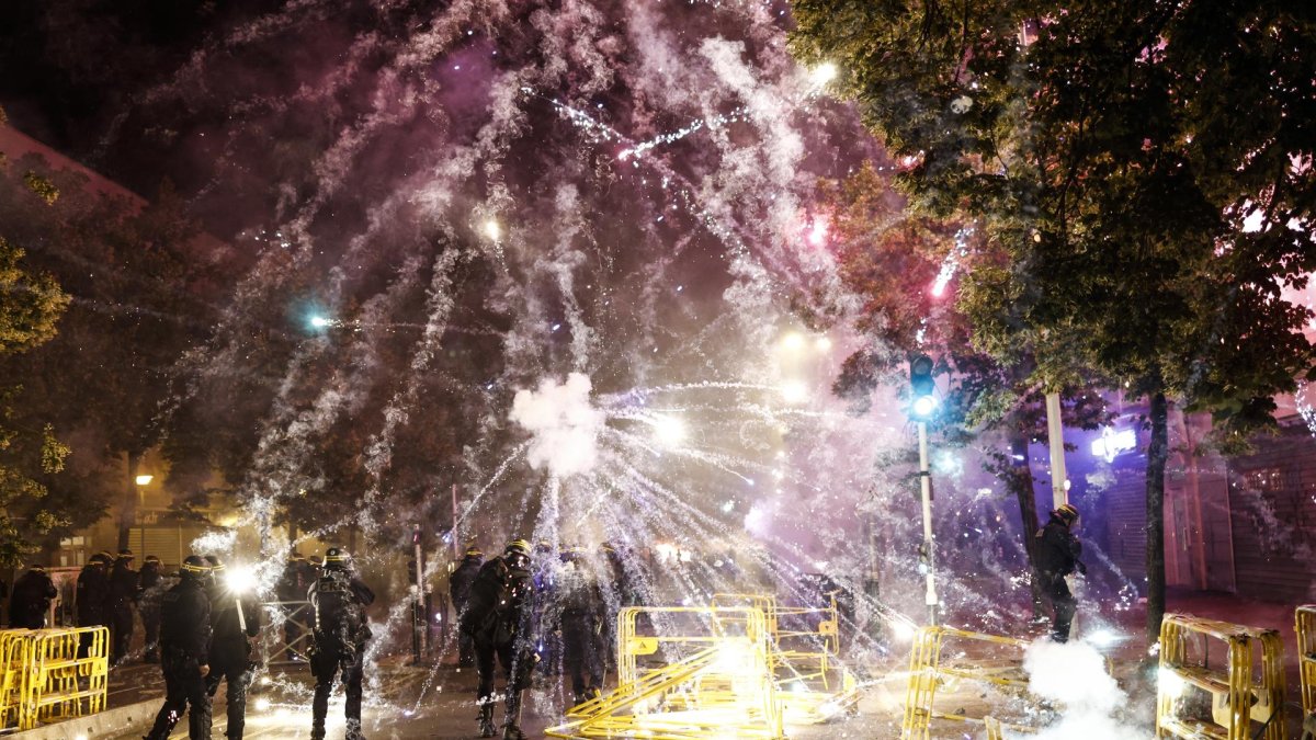 En las recientes protestas en Francia, los manifestantes utilizaron fuegos artificiales en sus enfrentamientos con la policía.