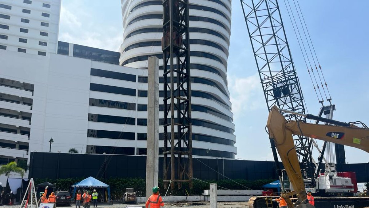 Inicio. La construcción del primer rascacielos de Ecuador comenzó ayer.