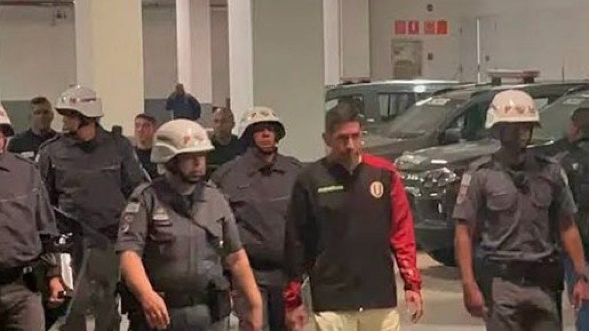 Sebastián Avellino fue escoltado por policías a su salida del estadio.