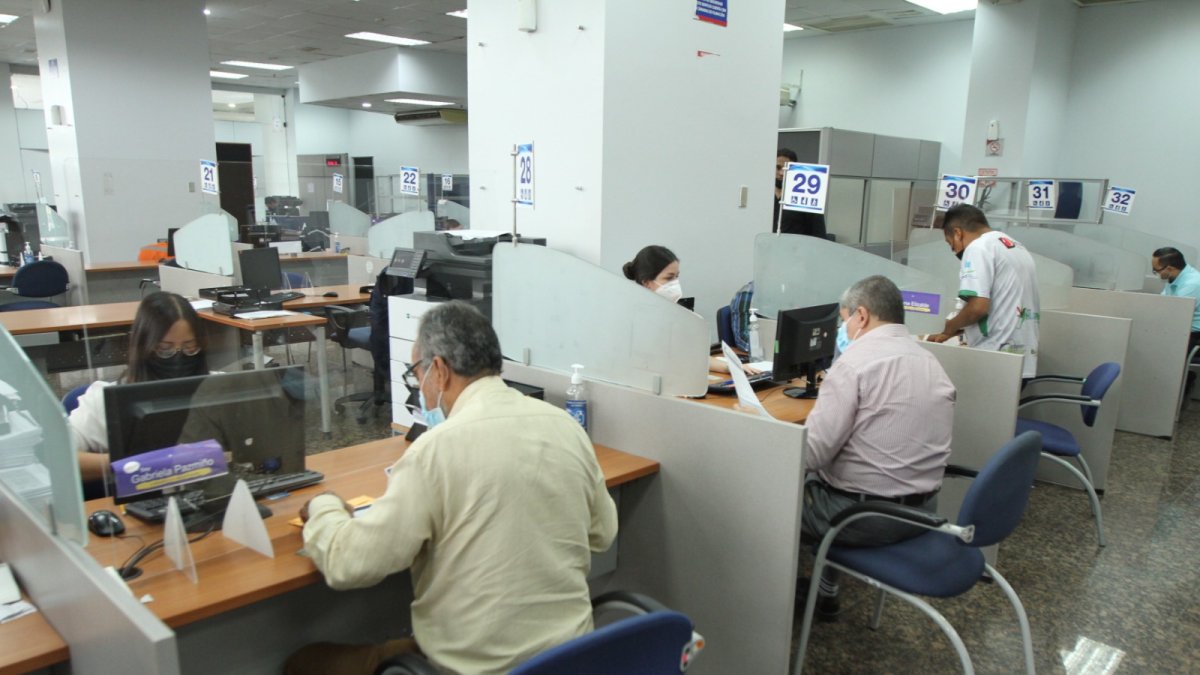 La caída en las importaciones redujo la recaudación de impuestos el primer semestre.