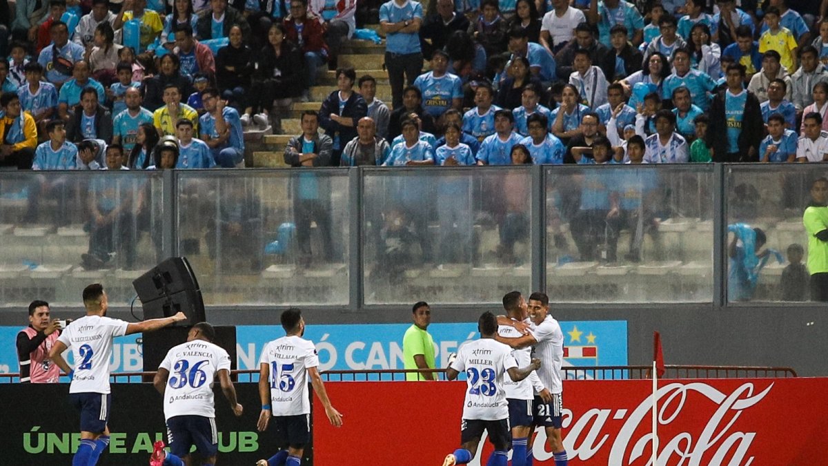 El plantel del Bombillo celebra el tanto de José Cevallos.