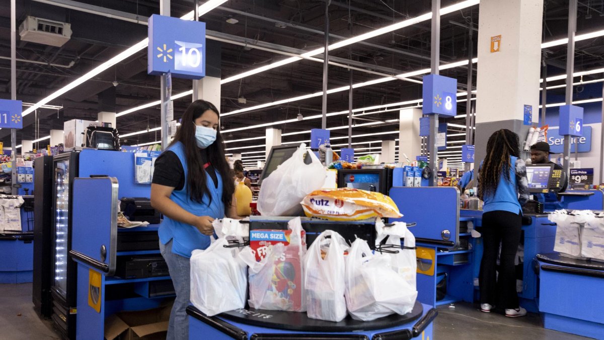 Fotografía de archivo de trabajadores de Walmart en Washington (Estados Unidos).