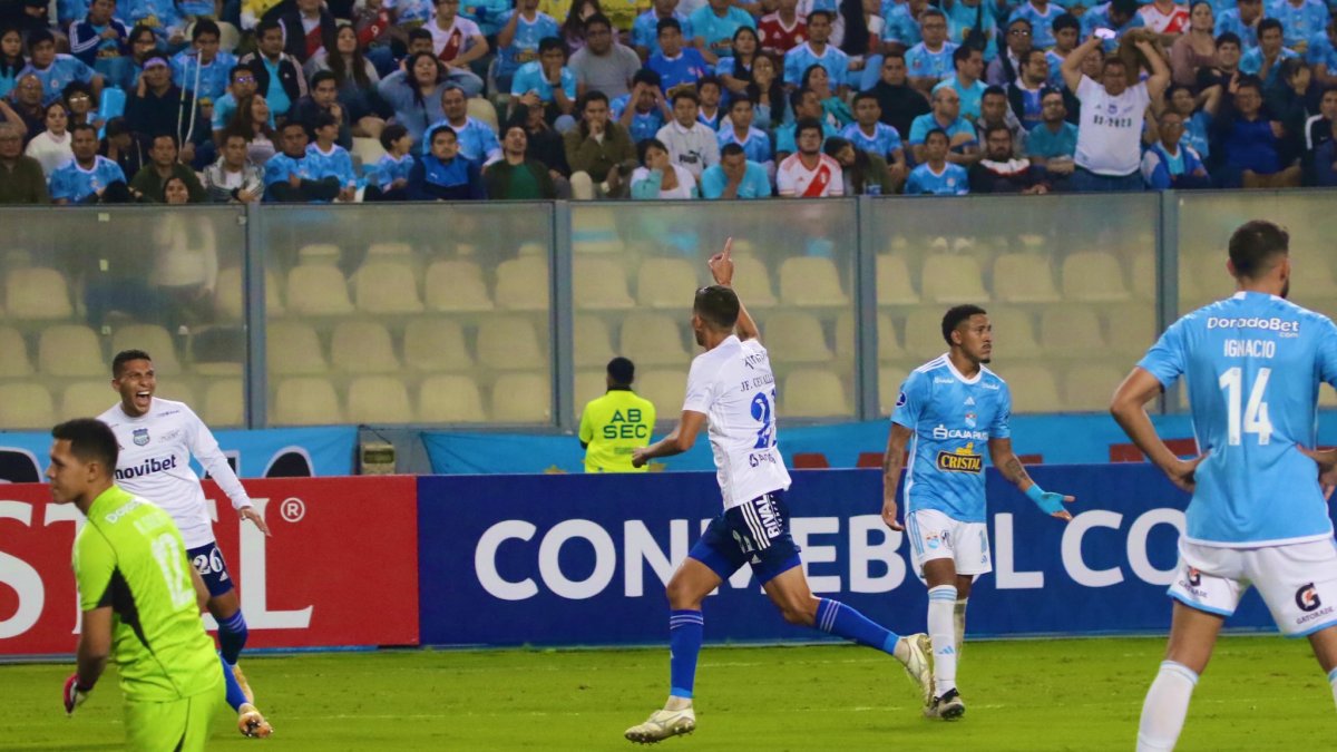 Cevallos (c) corre a celebrar su anotación junto al zaguero Fernando León (i).