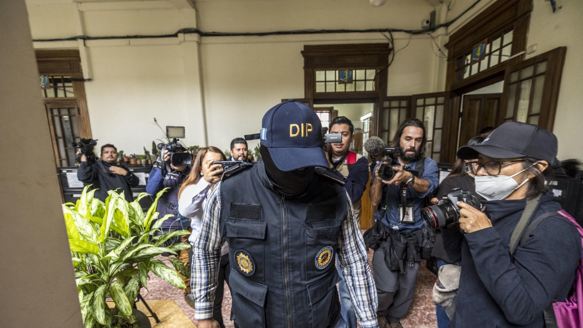 Personal de la Fiscalía realiza un allanamiento al Tribunal Supremo Electoral en Ciudad de Guatemala, la mañana de este jueves 11 de julio.