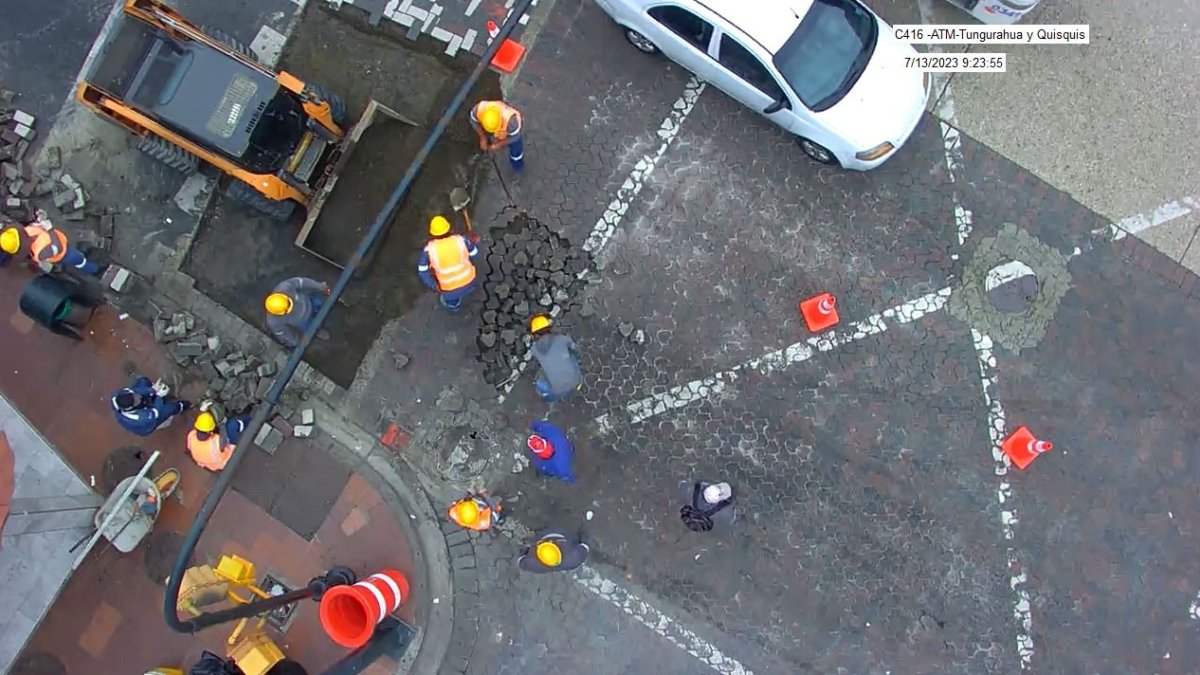 Se visualiza trabajos de levantada y colocación de adoquines en Tungurahua y Quisquis.