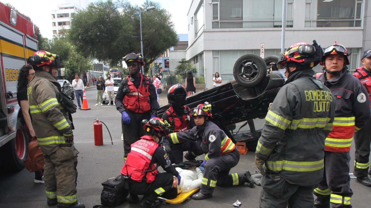 Atención. Los paramédicos le colocaron un cuello ortopédico a la mujer, quien al parecer presentaba golpes leves