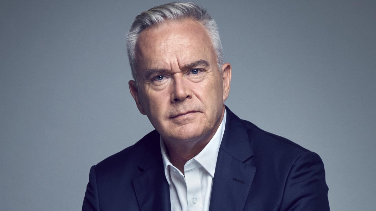 Huw Edwards informó a los británicos la muerte de Isabel II de Inglaterra. Hablamos de un comunicador de mucho prestigio.