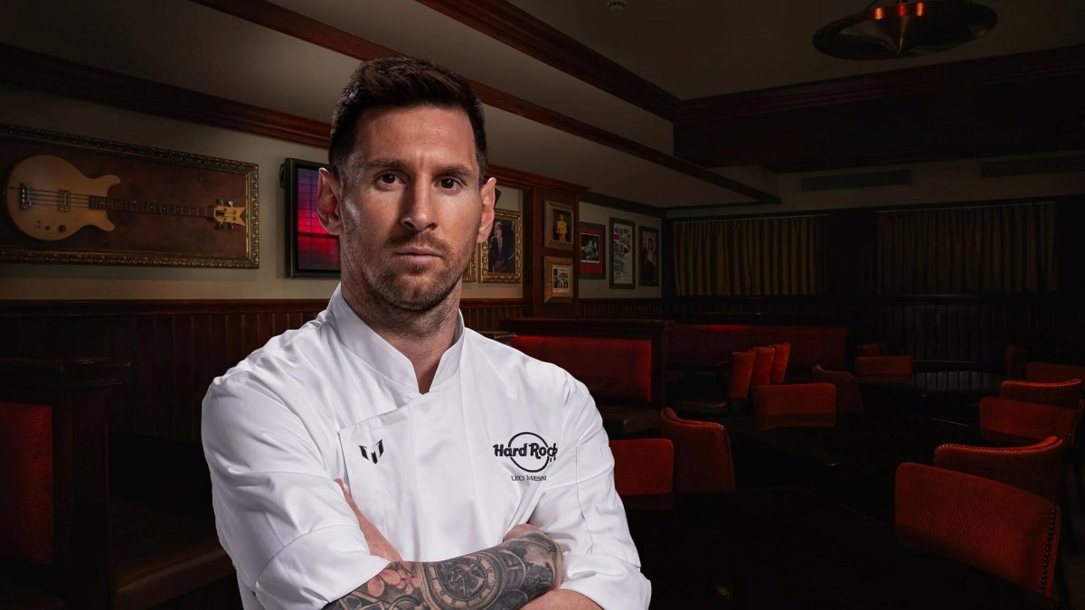 Fotografía cedida por Hard Rock International donde aparece el astro argentino del fútbol Lionel Messi, vestido como chef en promoción del 