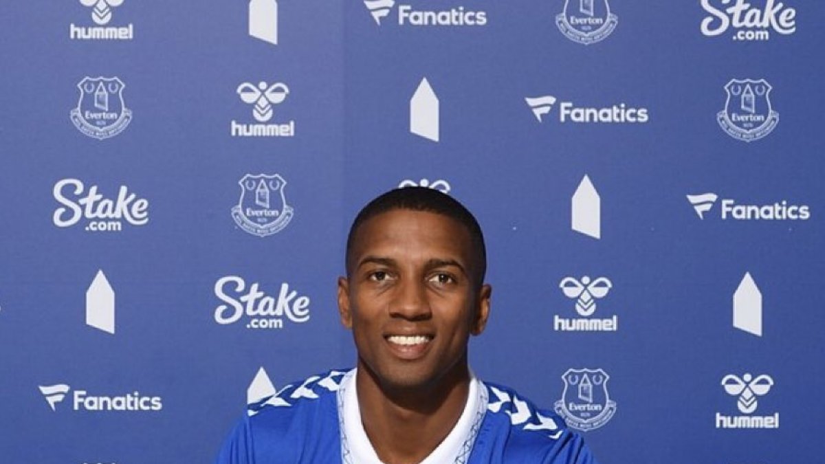 El jugador inglés continuará su carrera en el fútbol inglés.