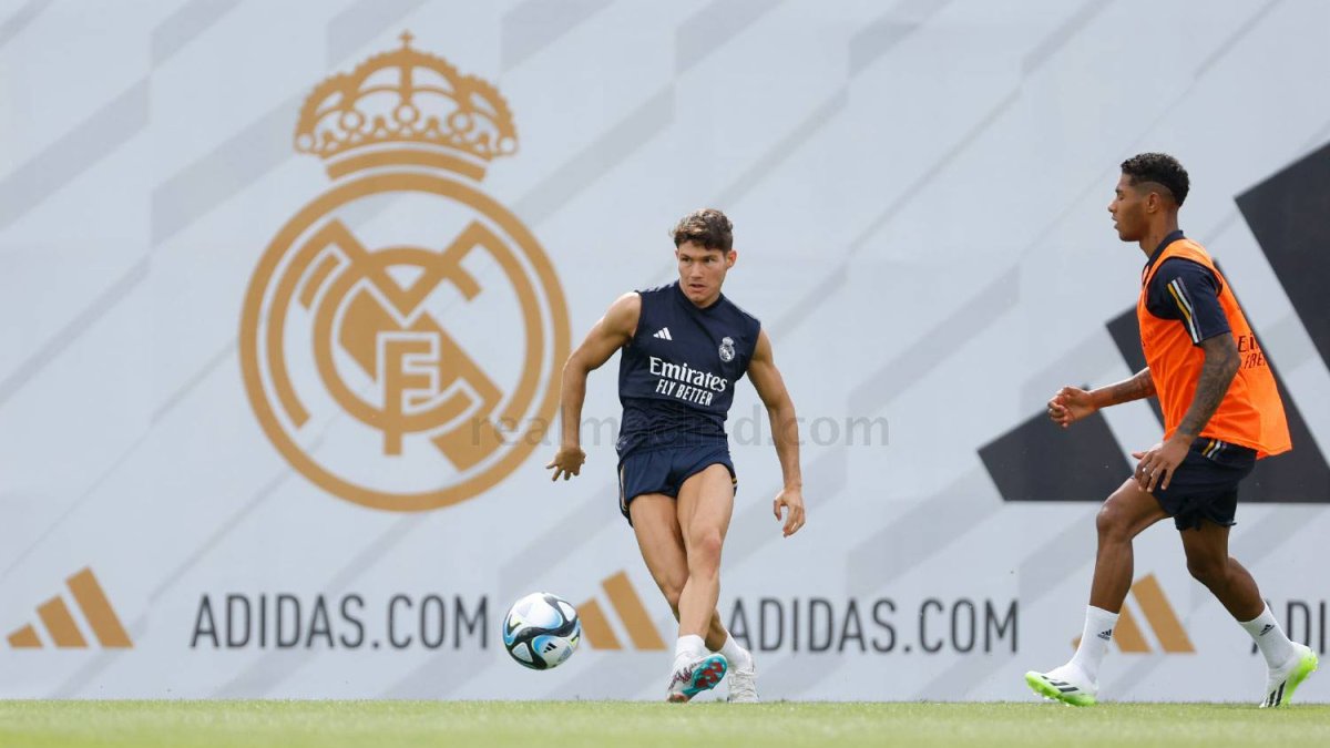 El español disfruta de sus primeros días con el club merengue.