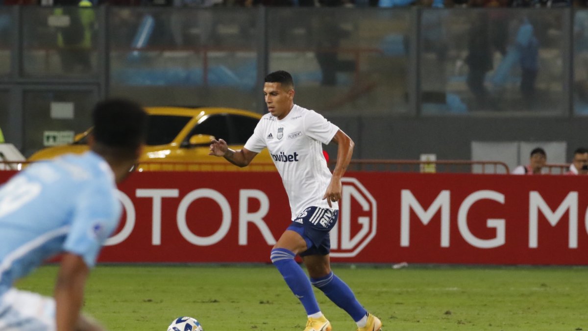 Fernando León fue una muralla en el bloque defensivo azul.