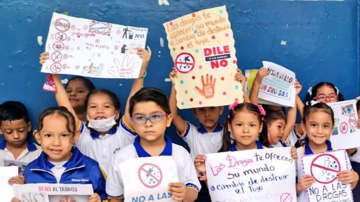 Los estudiantes muestran sus mensajes contra el consumo de drogas.