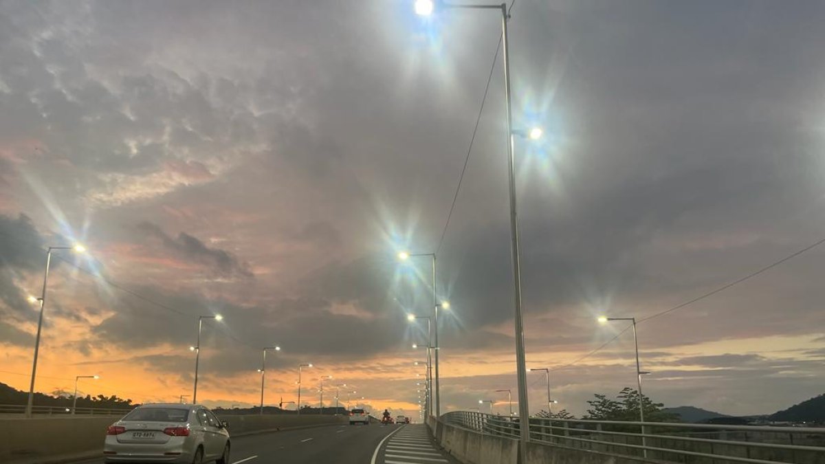 Las luminarias del lado de Guayaquil ya funcionan.