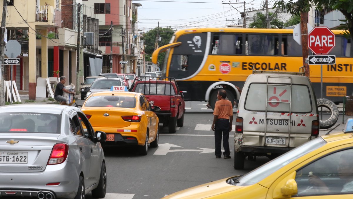 La falta de semáforo y el irrespeto a las señales de tránsito provocan trancones en las calles 4 de  Noviembre y Tulcán.