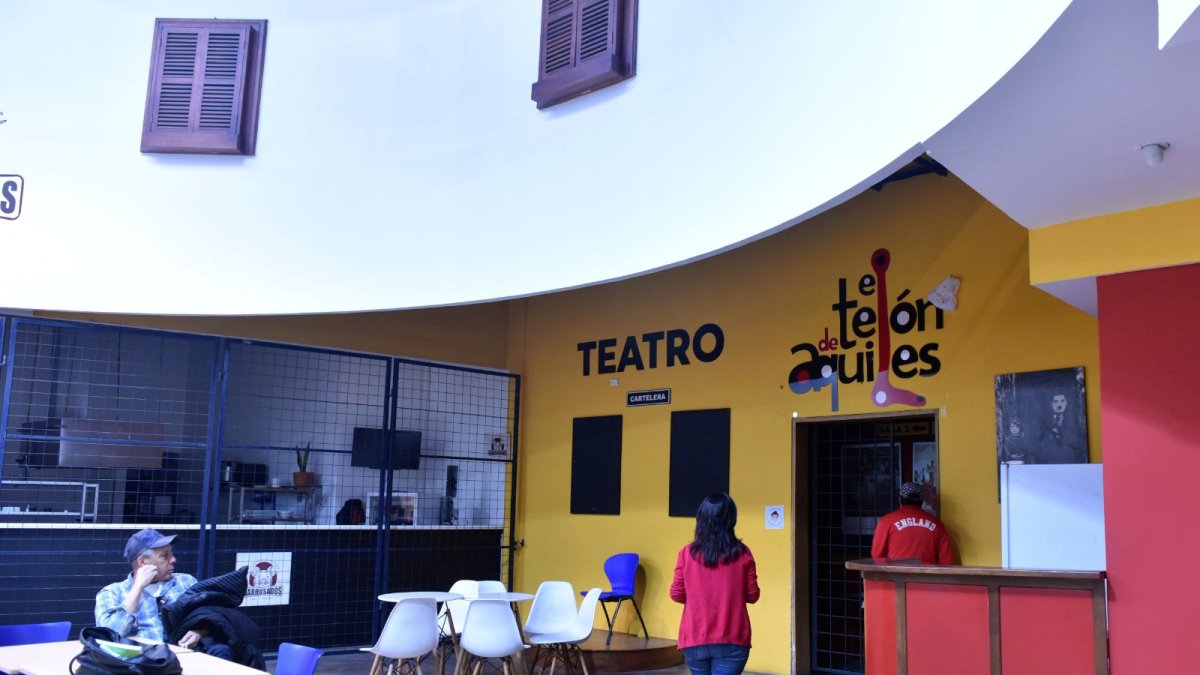 Espacio. El teatro funcionó durante siete años en el centro comercial Ventura Mall de Tumbaco. Previamente, fue sede del cine Ocho y Medio.