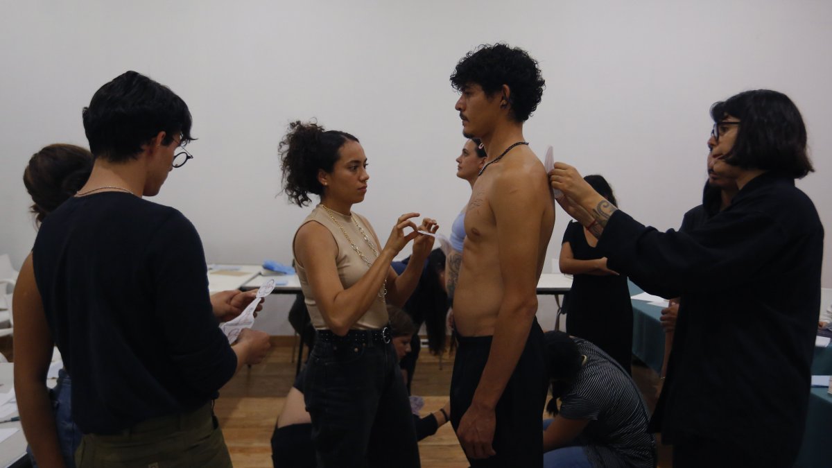 Alumnos participan en el taller de tatuajes impartidos por la mexicana Priscila Zamora, el 8 de julio de 2023, en la ciudad de Guadalajara, en Jalisco (México).