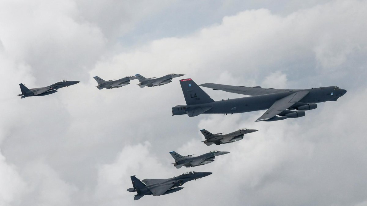 Los ejércitos surcoreanos y estadounidenses ejecutaron maniobras conjuntas con cazas y un bombardero B-52.