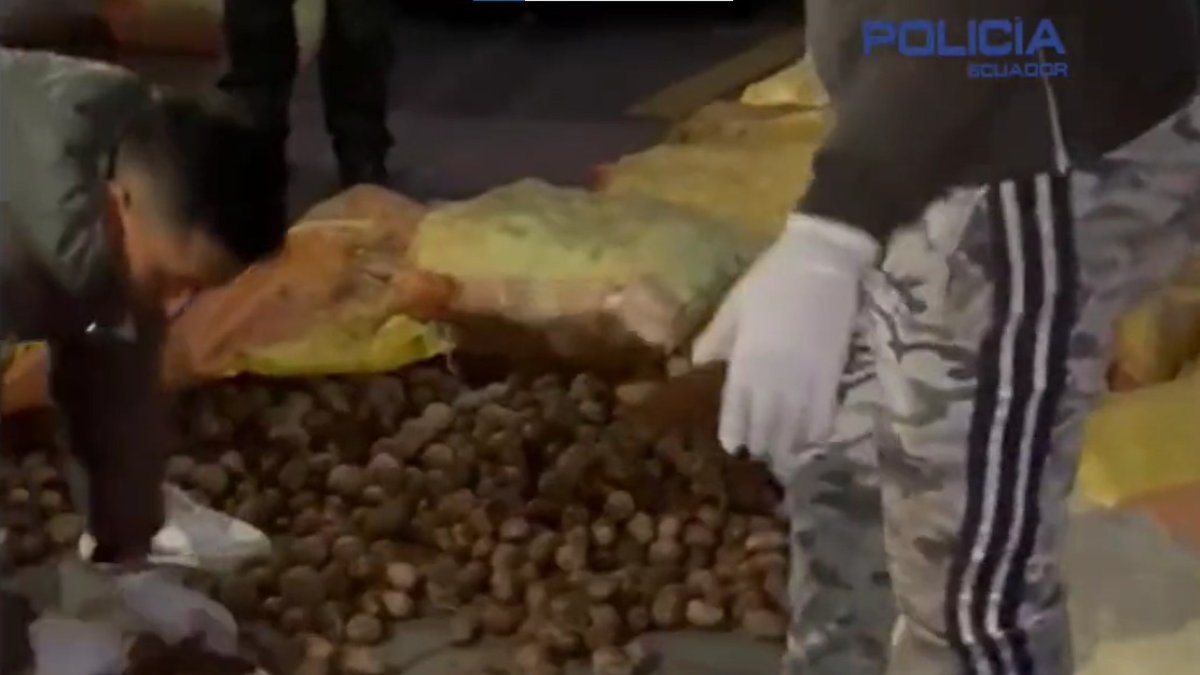 La Policía encontró la droga camuflada en camiones que transportaban sacos de papas.