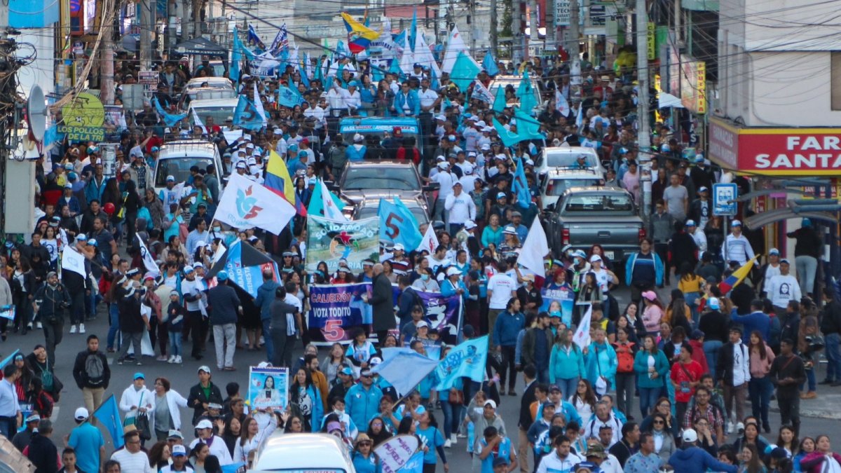 Caravana. El camión desde el que la candidata correísta, micrófono en mano, anima a las masas, recorrió esta semana el norte de Quito.