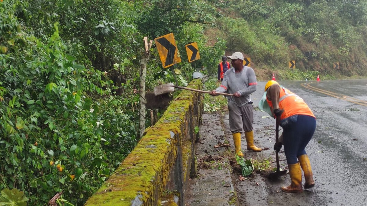 Trabajadores limpian un tramo de la vía Latacunga-La Maná, como medida preventiva por el mal tiempo que ha generado lluvias intensas.
